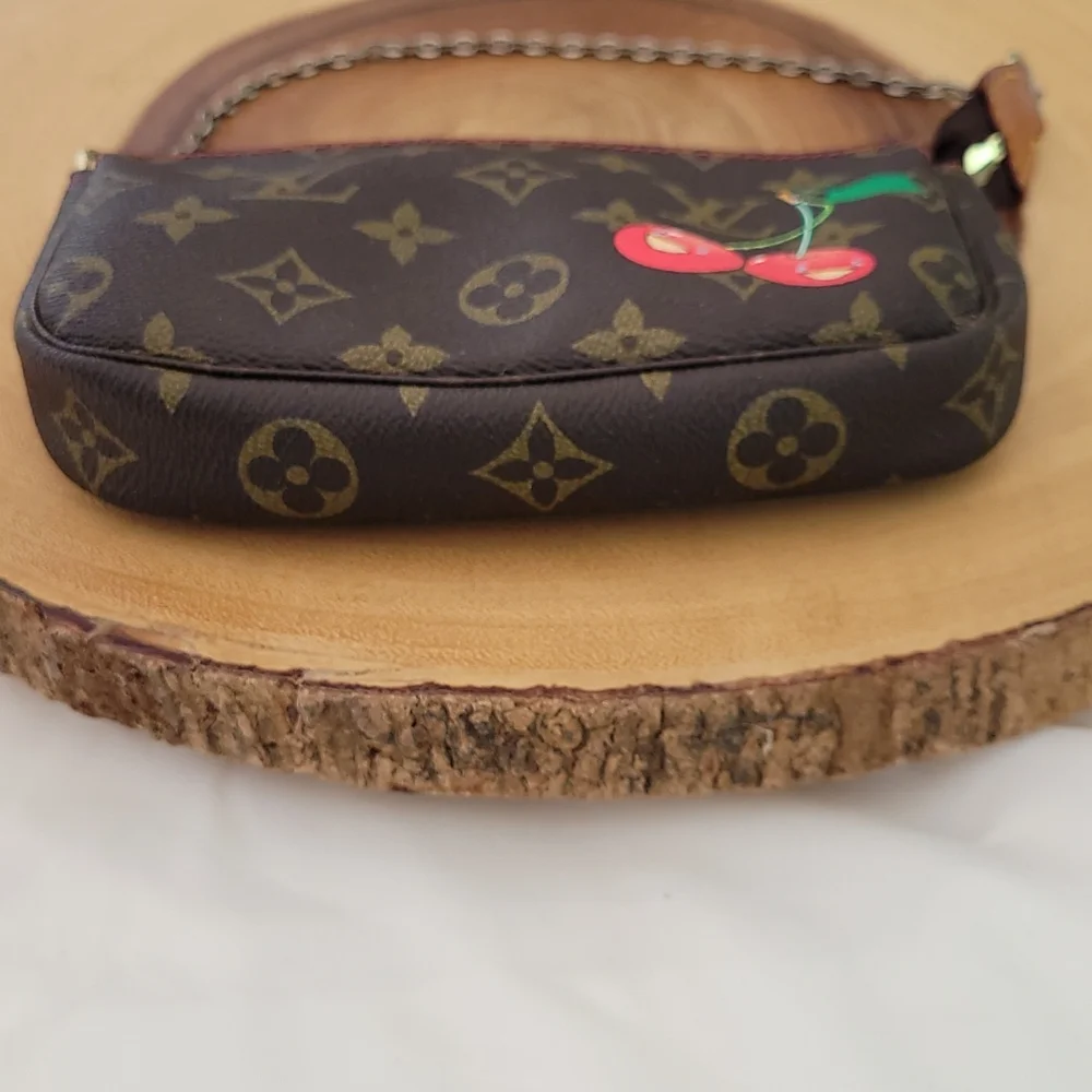 louis vuitton takashi murakami cherry pochette - Picture 4 of 14
